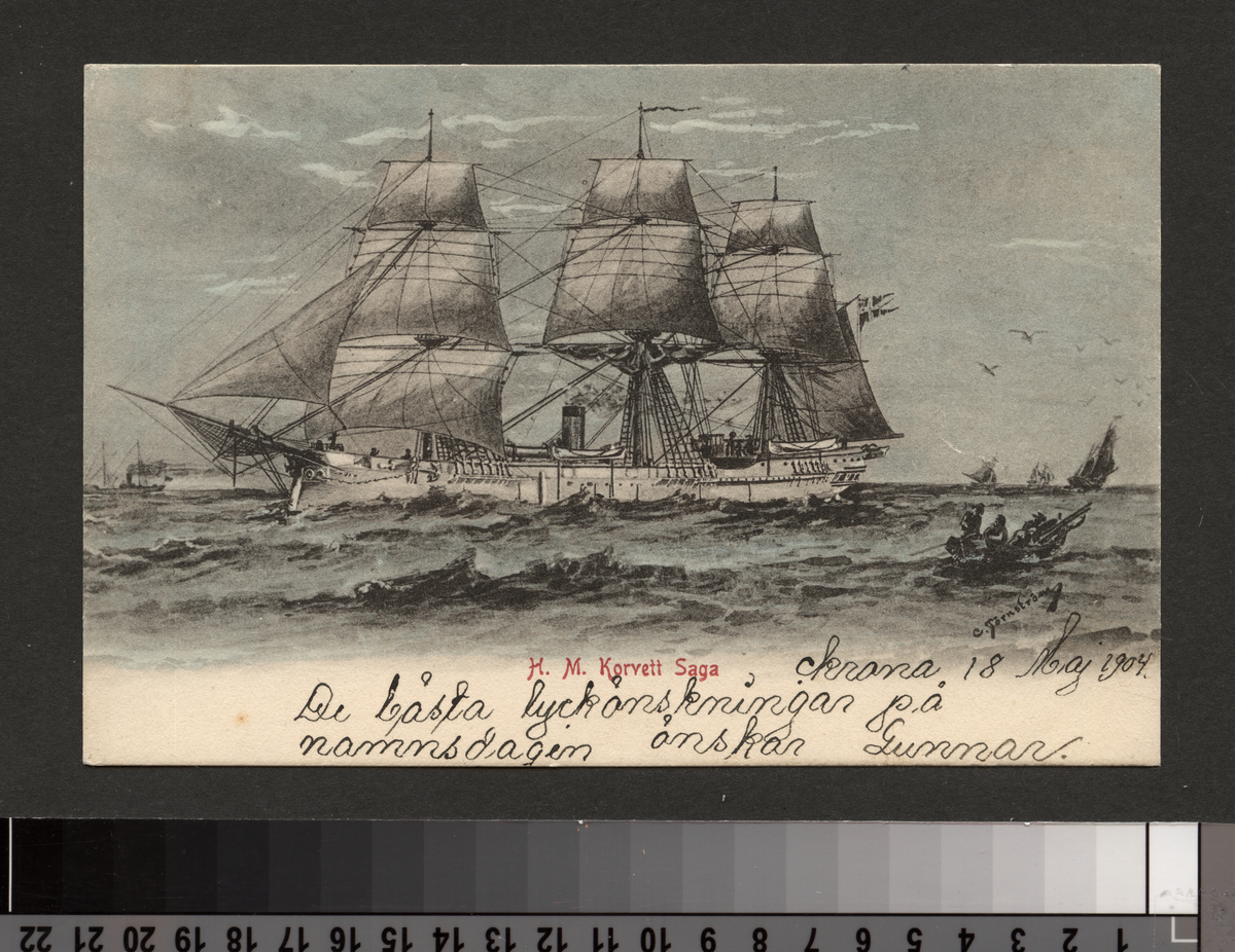 Vykort på H.M korvetten Saga.
Ångkorvetten Saga sjösattes i Karlskrona 1877, hennes dimensioner voro: längd i vattenlinjen 61 m. bredd av 10,5 m. och ett djupgående av 5,2 m. deplacementet uppgick till 1550 ton. Korvetten var fregattacklad och segelarian i  det närmaste 1500 kvm. Sejnfallsknappen på stormasten satt på 40 m. höjd över vattenytan.