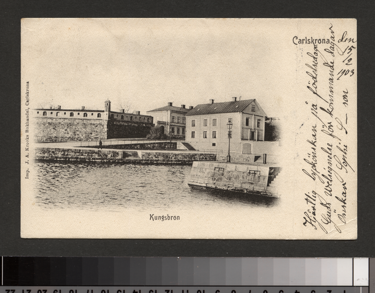 Byggnaden på höger hand ägdes och beboddes en gång av Prins Oscar Bernadotte. Då länsresidenset skulle uppföras på denna plats flyttades den till Ronneby. Residenset uppfördes under åren 1909-1911 och hade som arkitekt hovintendenten G.Lindren. Byggmästare var A Zakrisson Karlskrona.