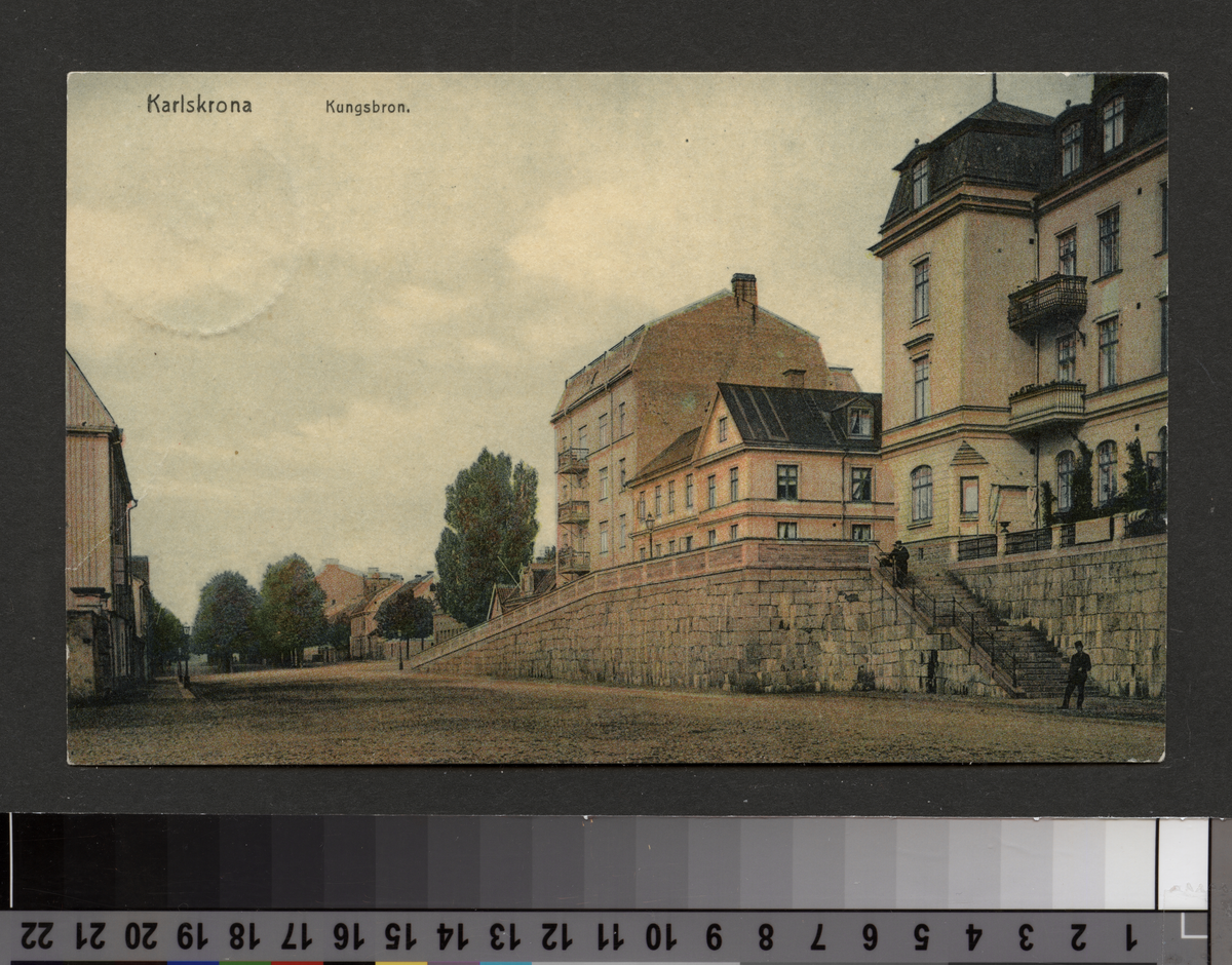 Vykort på Kungsbron Karlskrona.
Apparaljer i Karlskrona, den vackraste och bäst bibehållna är den vid Kungsbron, vilken från Alamedan förmedlar trafiken till Hästkvarsgatan. En ståtlig anläggning byggd 1861, försågs den år 1868 med ett vackert bröstvärn av huggen kalksten.
