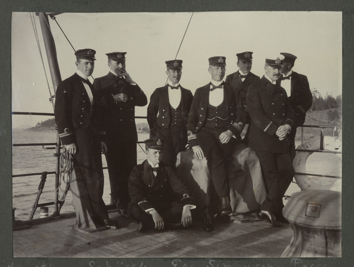 Fartygsbefäl poserar fint på däck iförd uniform (Ubåtsskolan 1911)