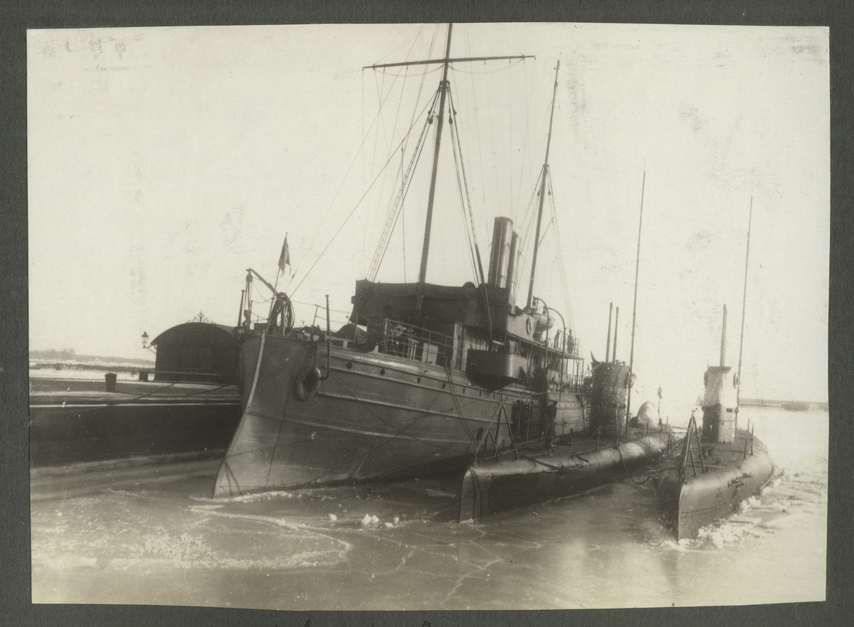 Ubåten Valrossen i närheten av land.