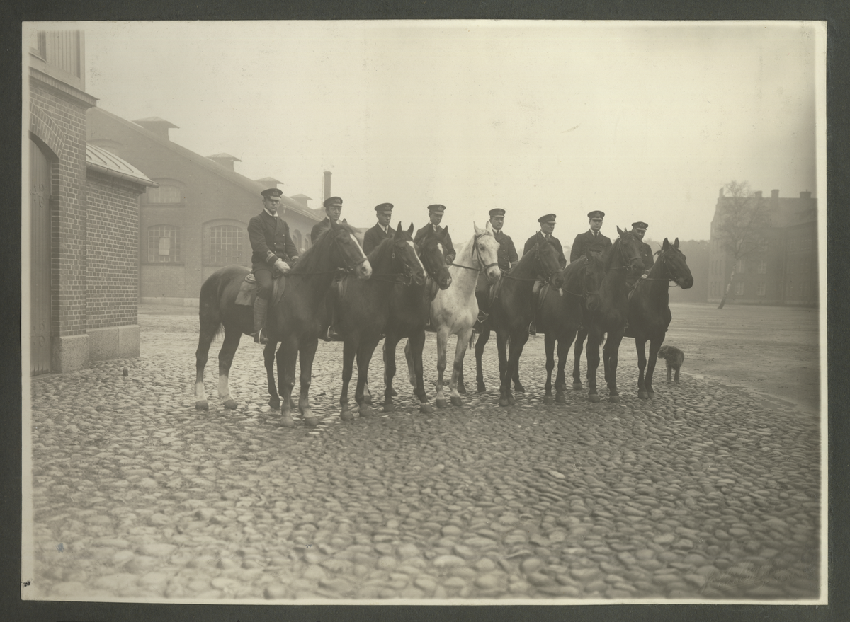 Människor iklädda festkläder under dans på fartygsdäck 1922.