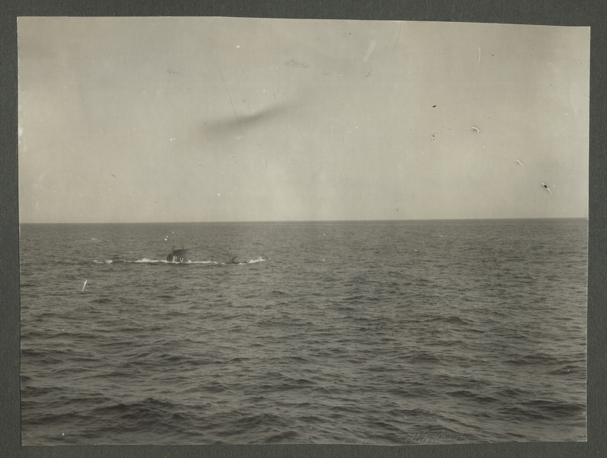 Depåfartyget Svea på havet 1922 med flaggor som vajar i vinden.