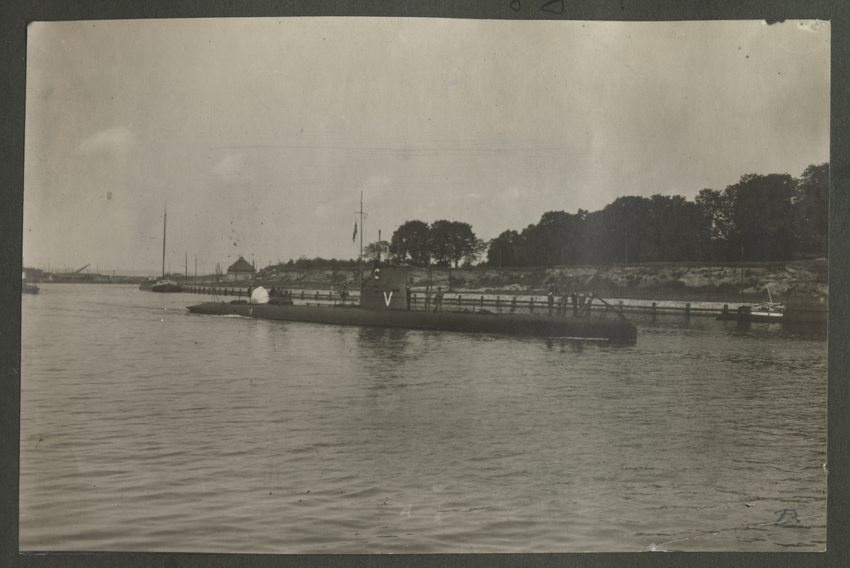 Ubåt gör snabbdykning, endast periskopet sticker upp från ytan.