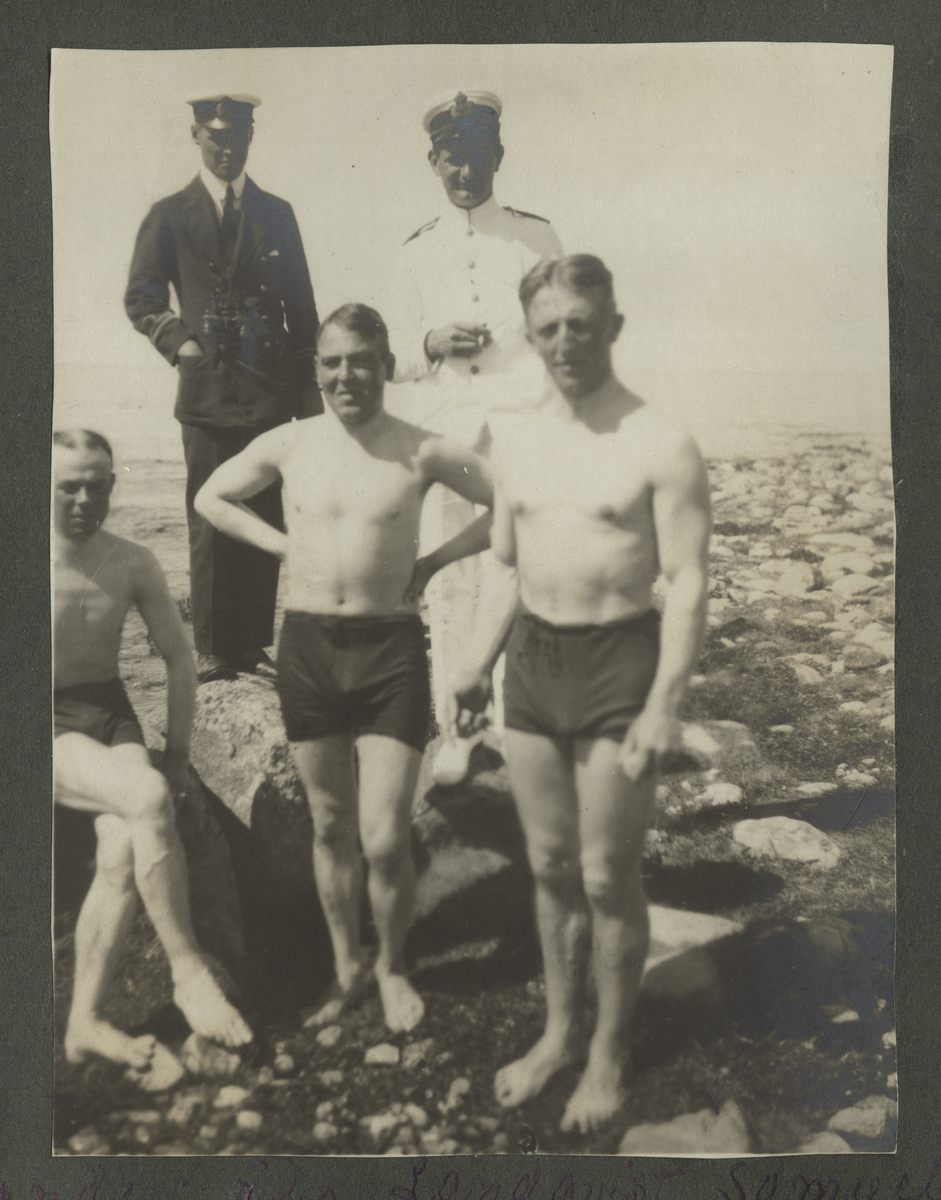 Sjöbefäl poserar framför kanoner på däck på Pansarskeppet, H.M Gustaf V, 1923.