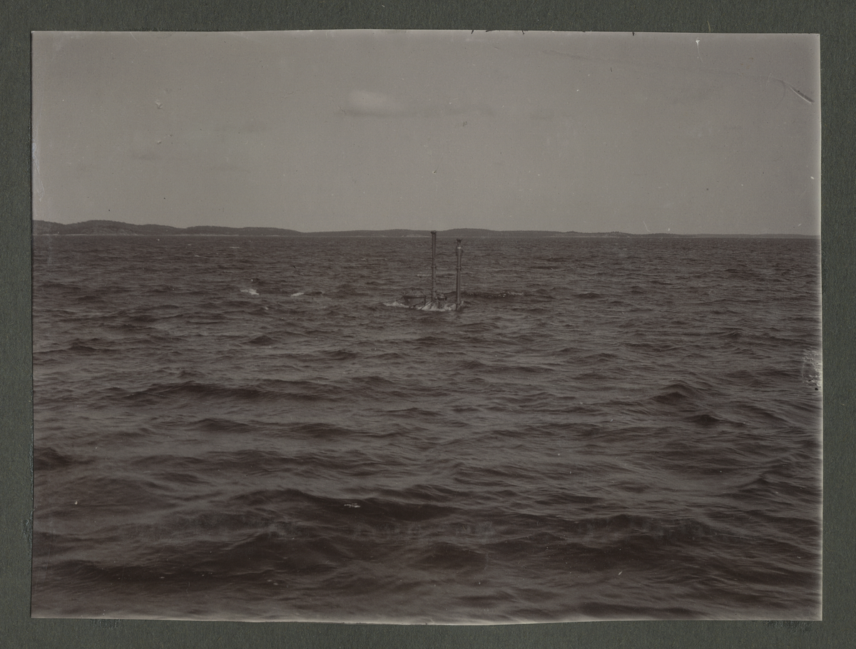 Uniformsklädda herrar poserar fint på däck under ubåtsskolan 1911.