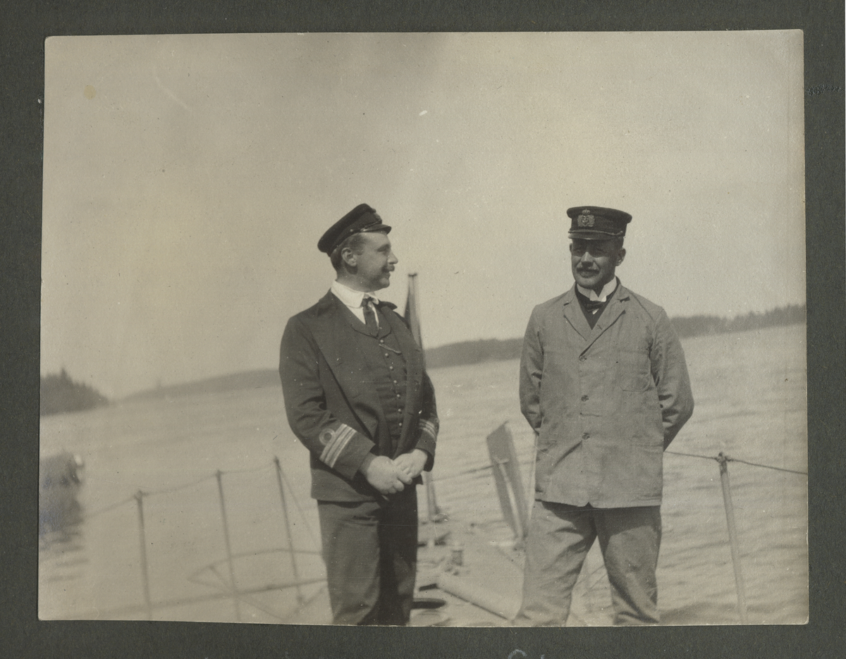 Ubåt under ytan till sjöss där periskop sticker upp. (Ubåtsskolan 1911).