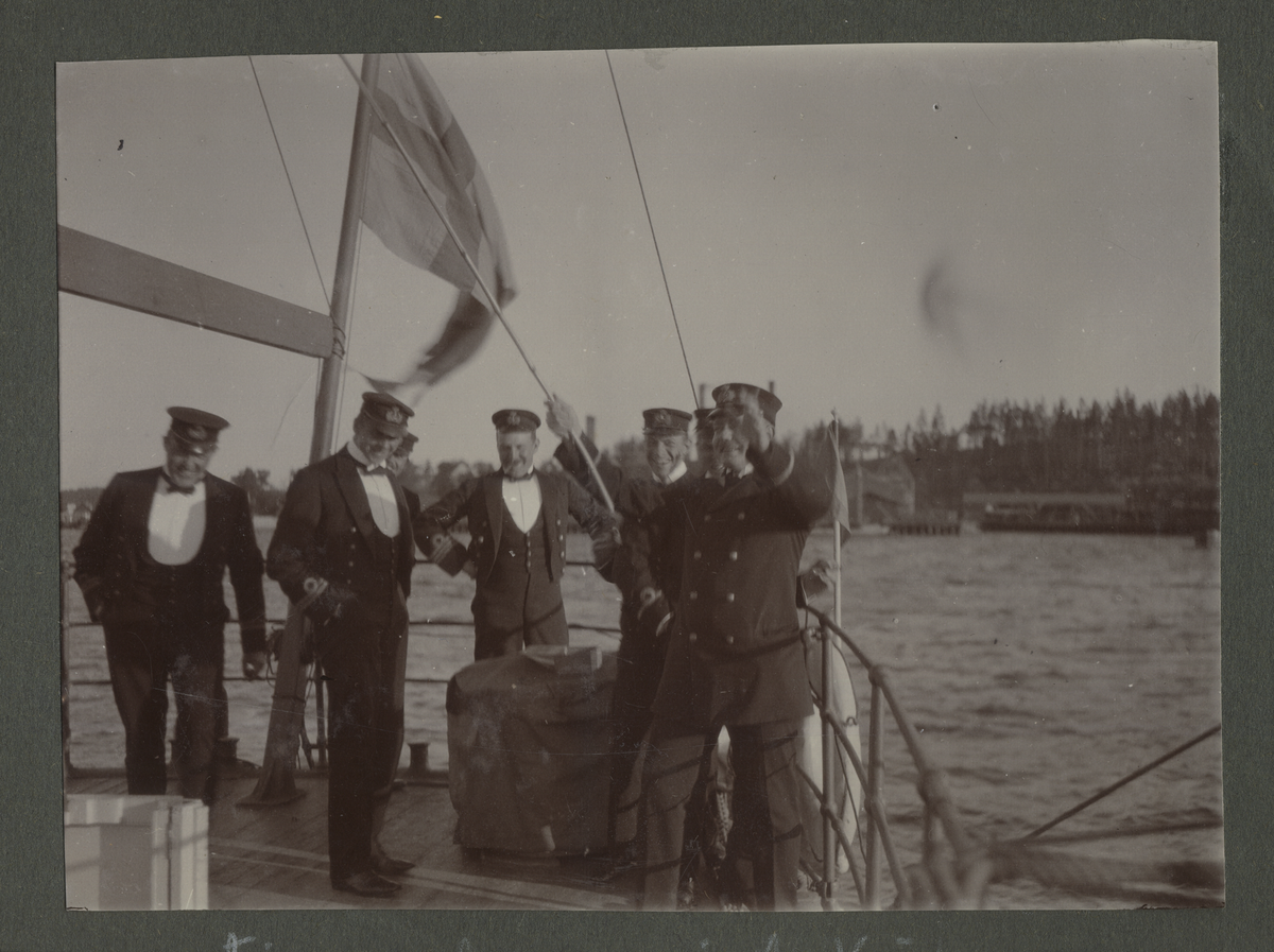 Man rullar glatt en oljetunna med brännolja i Nynäs 1911.
