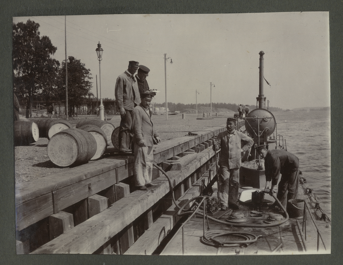 Manskap på båt under kolning på kanonbåten Blenda 1911.