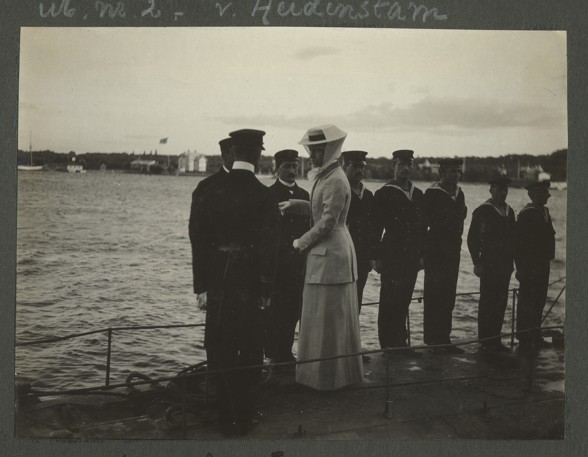 Sjöbefäl Jacobi välkomnar drottningen ombord på Hvalen under ubåtsskolan 1911 i Borgholm.