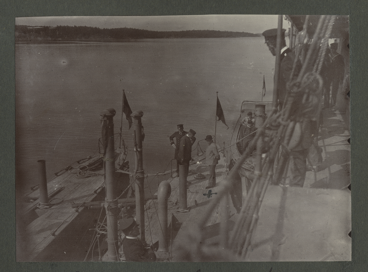 Sjömän uppställda på däck (på Hvalen) framför kapten Posse under ubåtsskolan 1911.