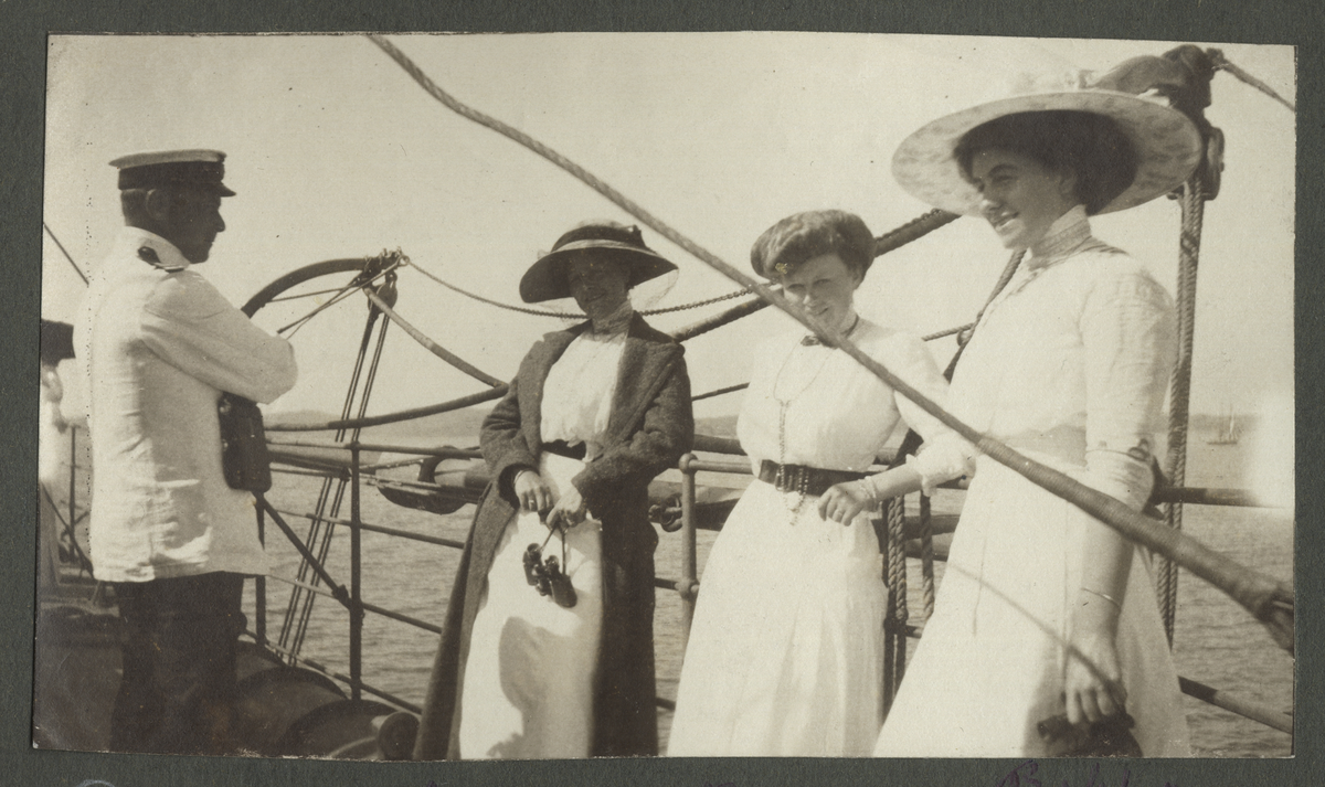 Party ombord på Blenda i Stenungsund 1911. Finklädda damer och herrar konverserar på däck.