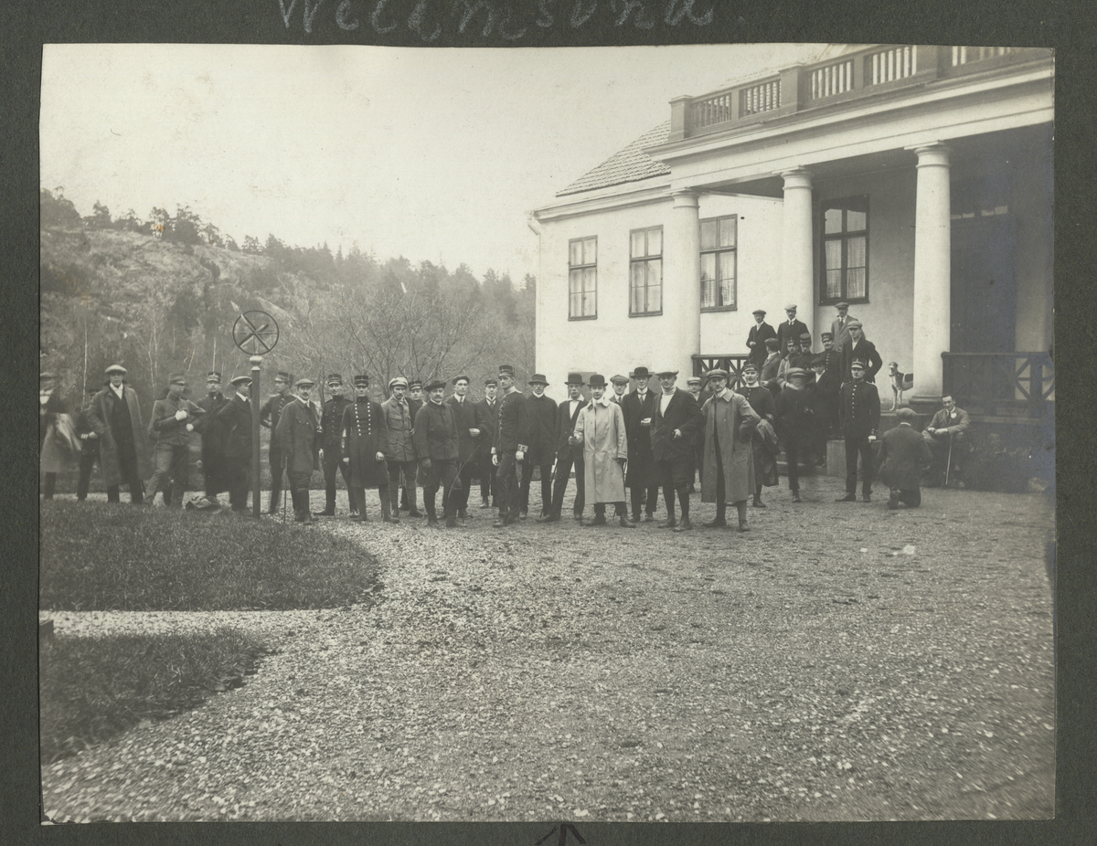 Skånska dragoner erlägger besök och poserar i uniform ombord på fartyget Blenda 1911. Till höger i bild står sjökapten.