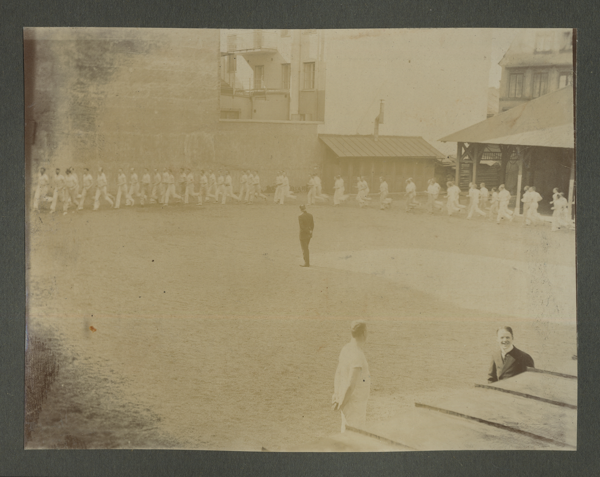Tre engelsmän poserar fint framför byggnad under 1911-1912. Samtliga iklädda kostym enligt mode. (Gymnastiska Central institutet).