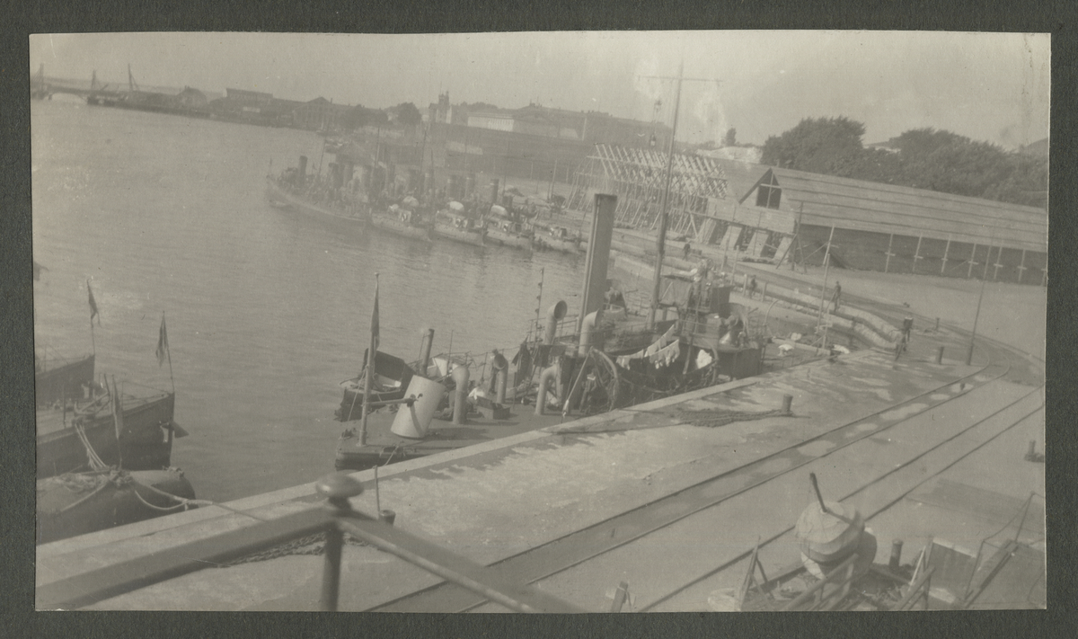 Sjömän arbetar ombord på HM Björn, Karlskrona 1914.