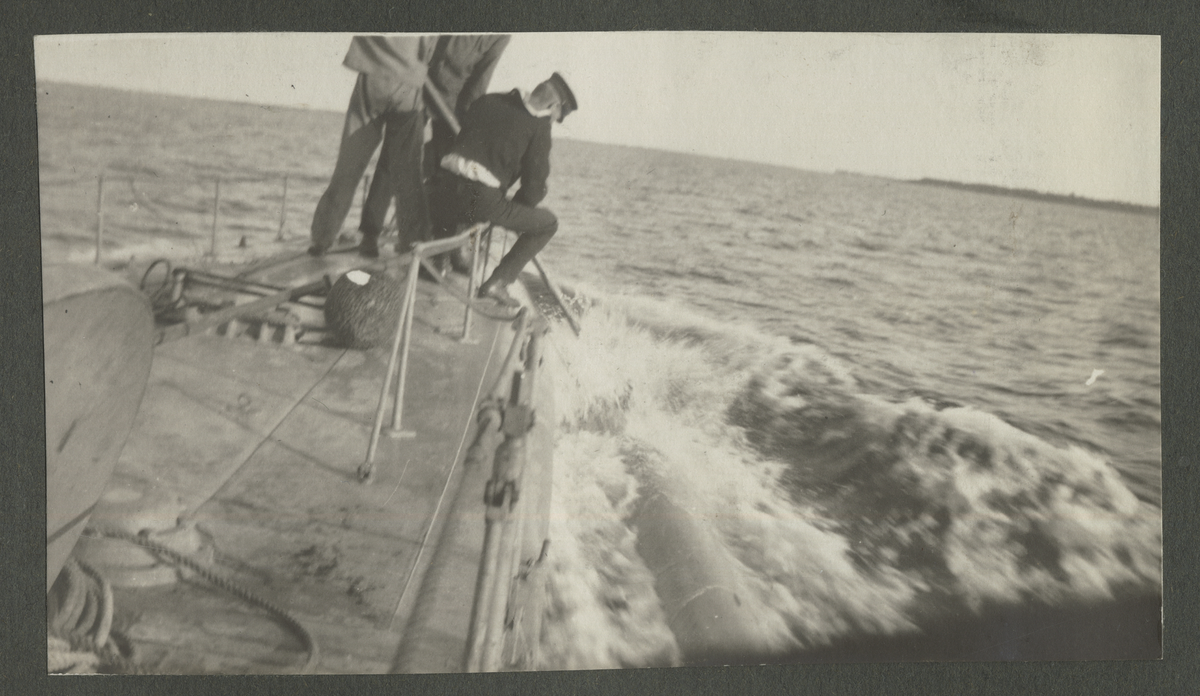 Matroserna uppställda på däck iklädda sjömanskläder, Karlskrona 1914-1915.
