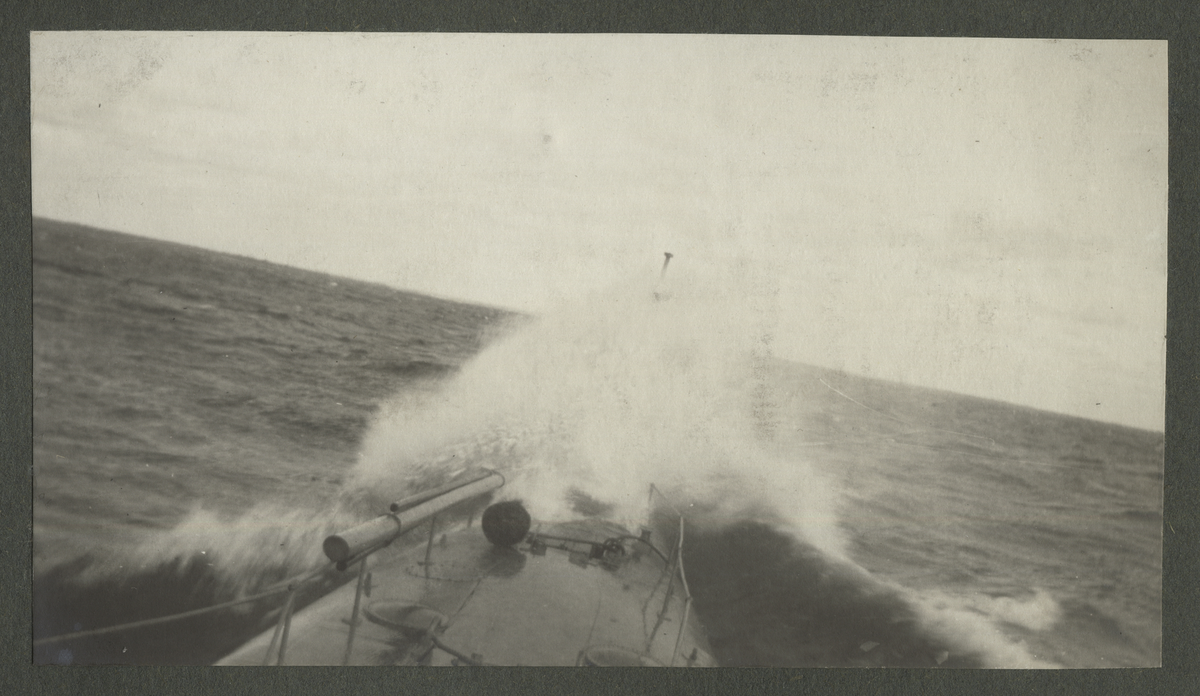 Foto taget mot uåtsfören på ubåt nr.4 ute till sjöss 1914-1915.