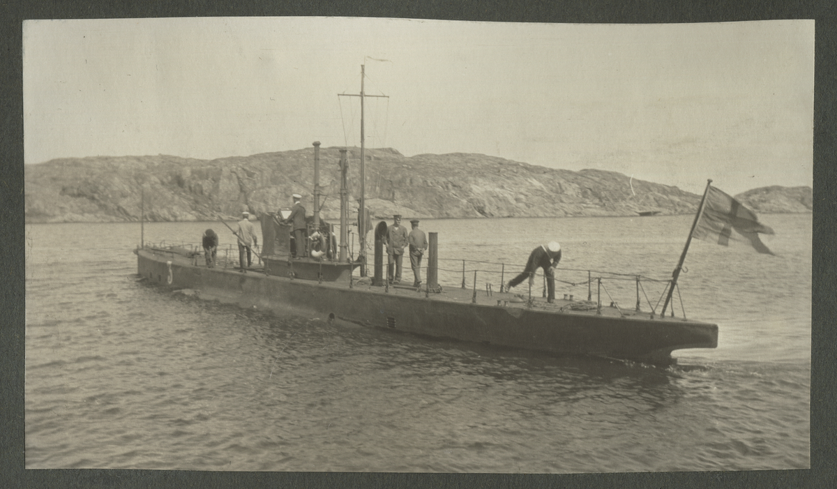 Två fartyg på havet i Hårsfjärden 1913. I bakgrunden syns landmassa.