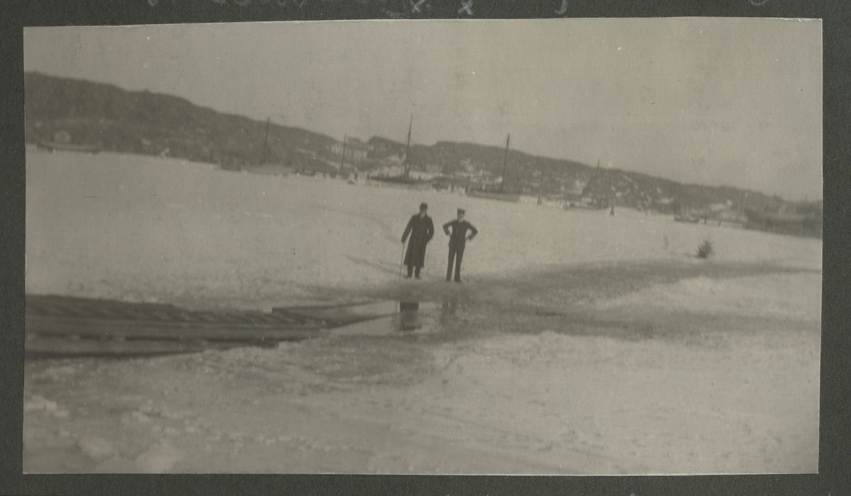 Marstrand 1950. Två unga män skottar snö på Hamilton, Widelska gården.