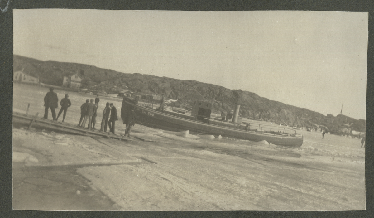 Marstrand 1916-1917. Isen låg fast till Skagen i 14 dagar. Två personer står på isen.