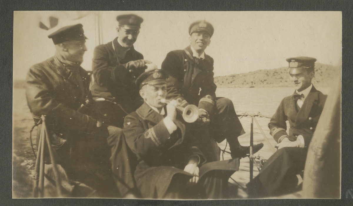 Sjömän i fart med att pumpa ut vatten ur den kapsejsade båten "Falken" 1917.