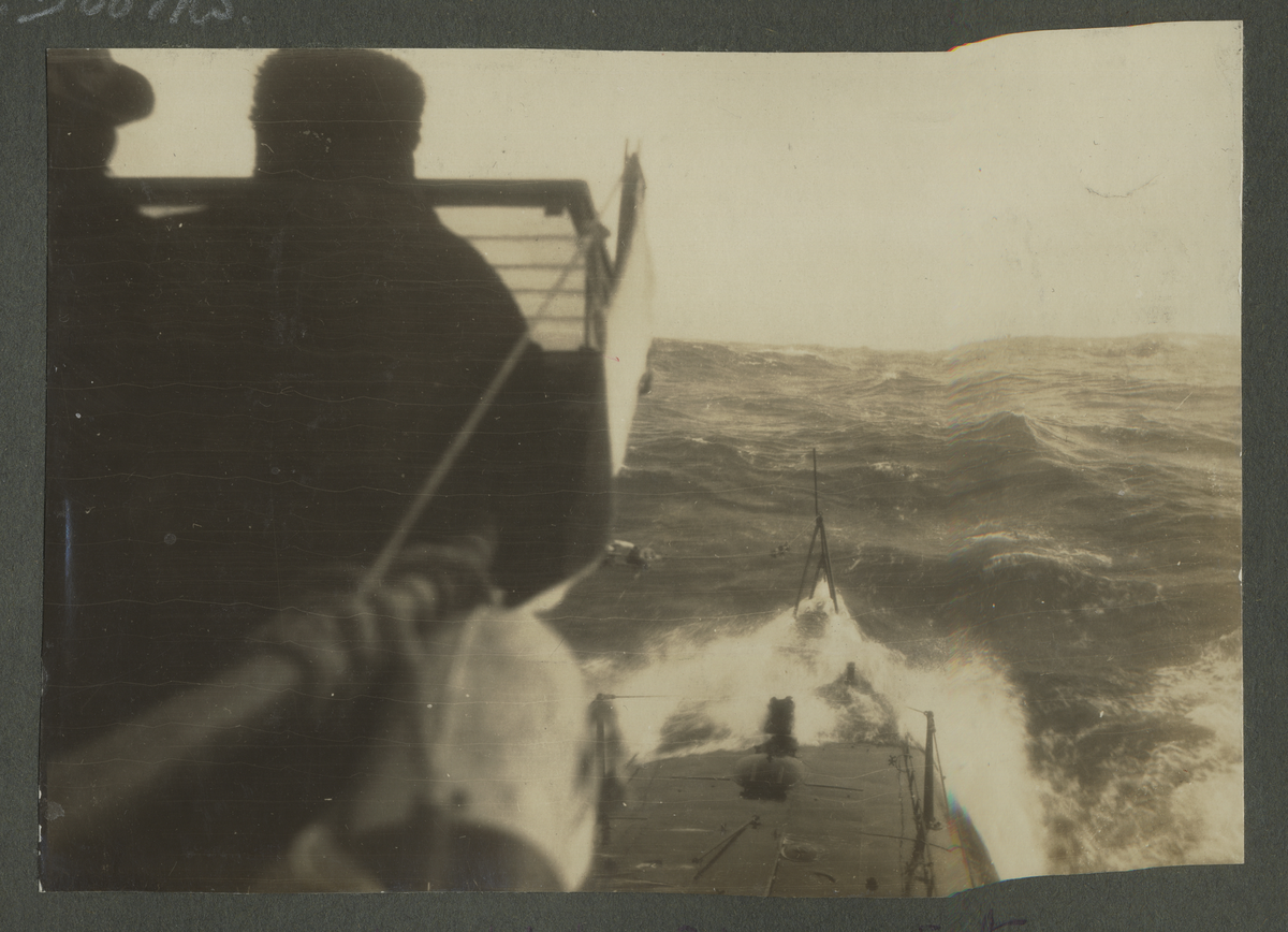 Ubåten Uttern fotograferad på havet. Fotot taget mot fören.