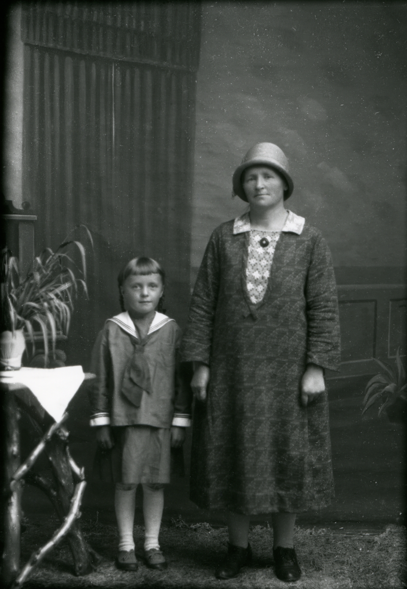Fra venstre: Astrid Solveig Berg (01.08.1919-2004) og Ingeborg Berg f. Bast (13.12.1878-1966).
Astrid Solveig er datter til Ingeborg.