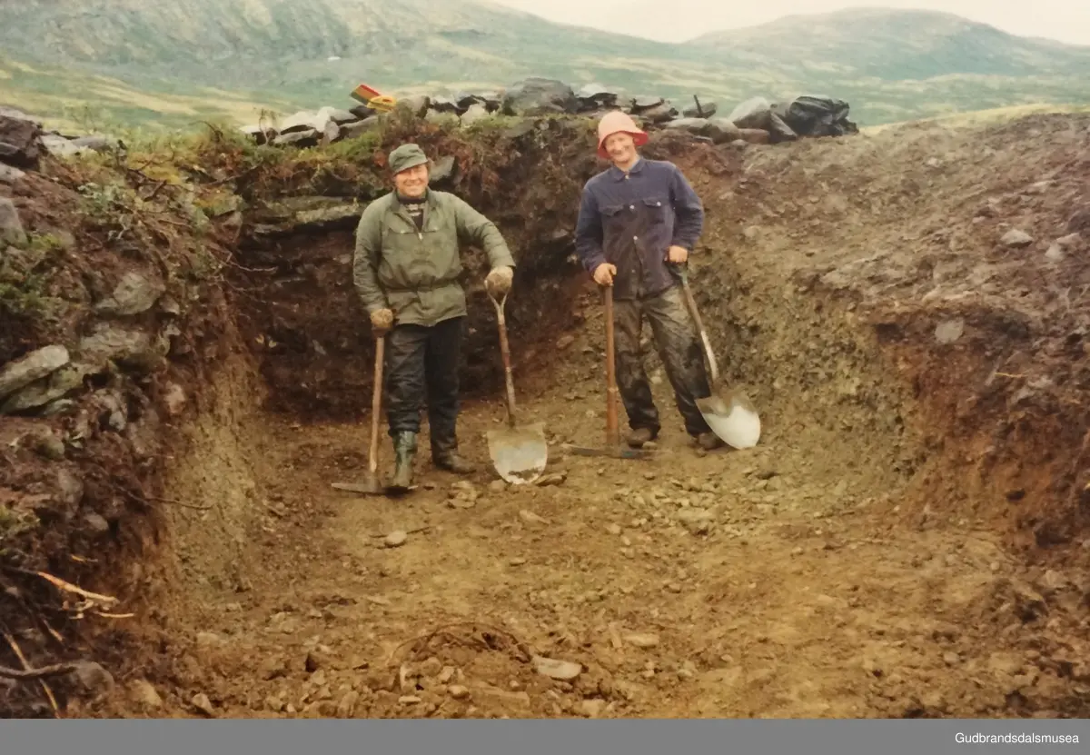 Utgraving av naust ved Kvittjønnin på Dovrefjell rundt 1960.
