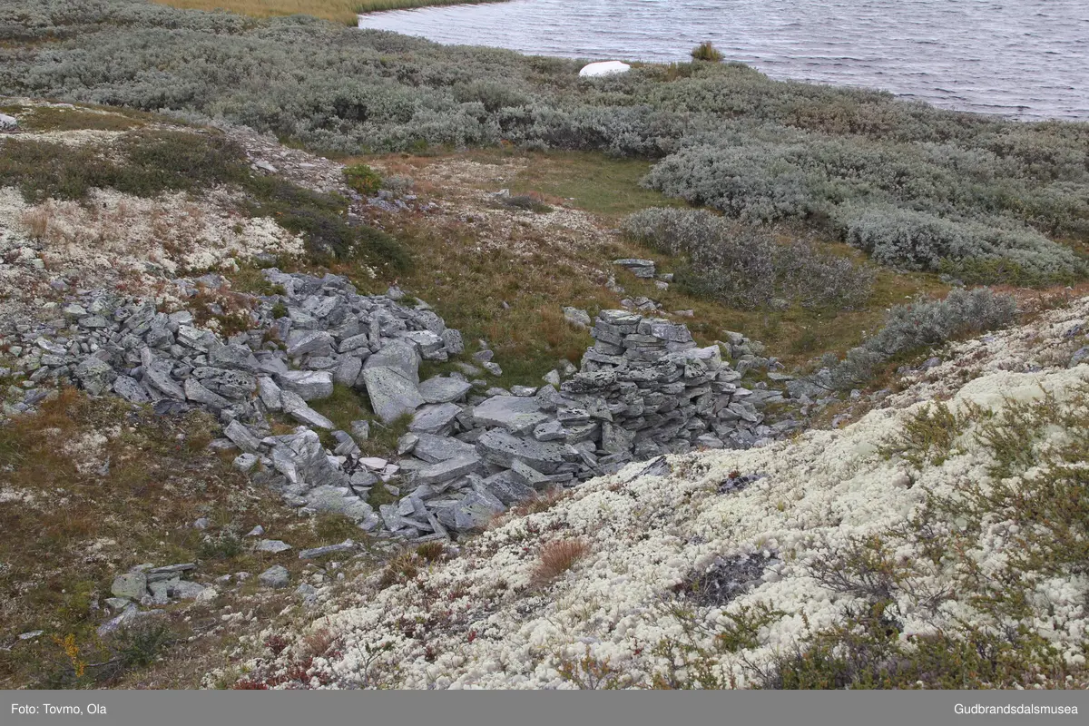 Steinmurar etter gamal bu i eit søkk på vestsida av Storrvatnet i Rondane.