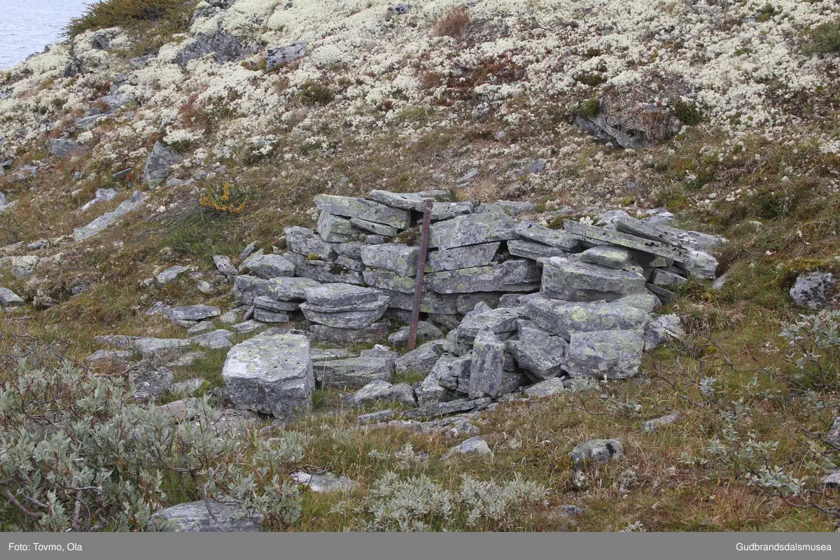 Steinmurar etter gamal bu i eit søkk på vestsida av Storrvatnet i Rondane.