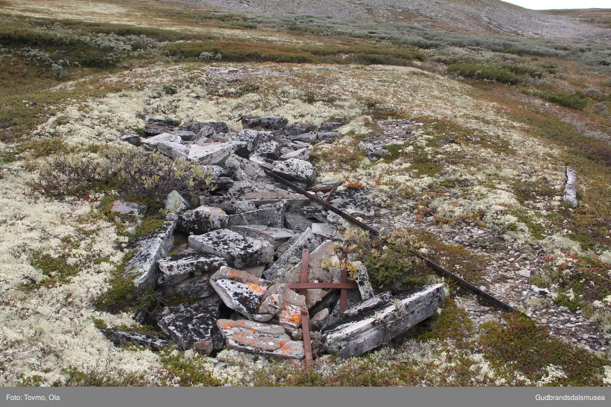 Steinmurar etter gamal bu i eit søkk på vestsida av Storrvatnet i Rondane.