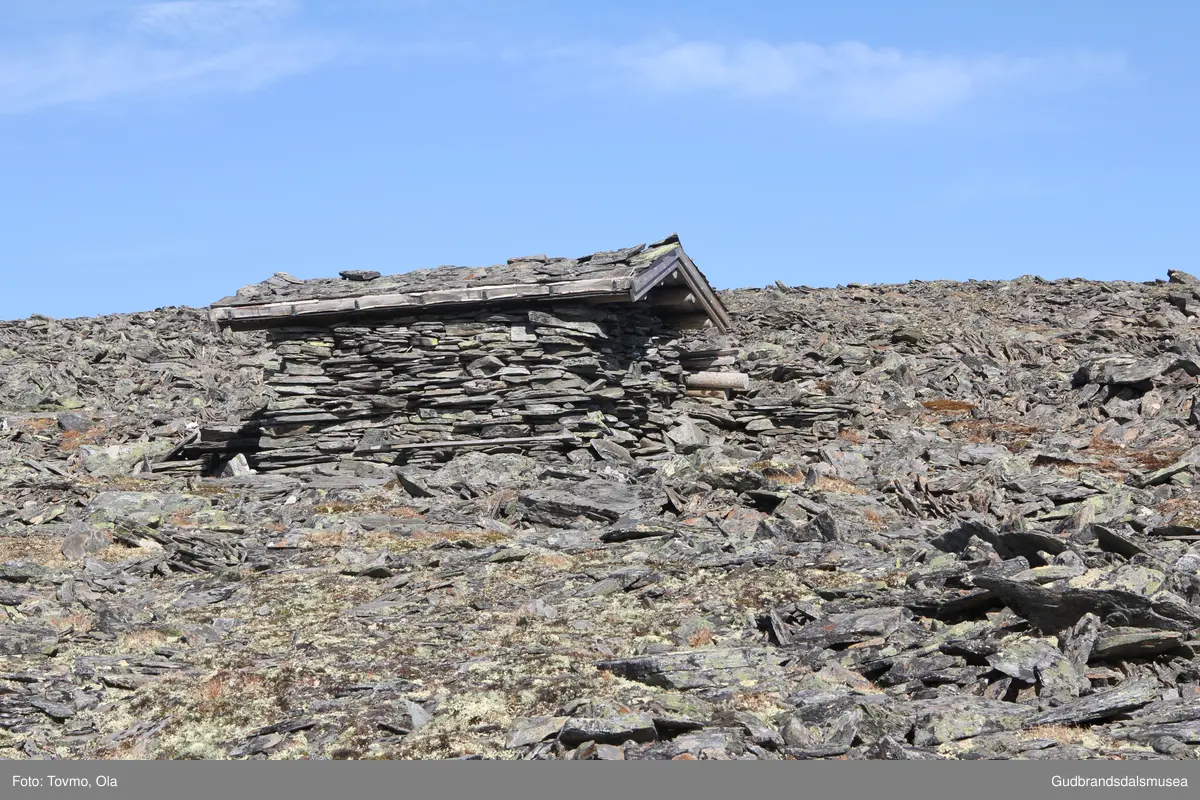 Steinbu på vestsida av Falketind på Dovrefjell. Bua vart sett opp kring 1950 av nokre karar frå Randen på Dombås. Det er Dovre fjellstyre som eig bua som vart restaurert 2010-2012.