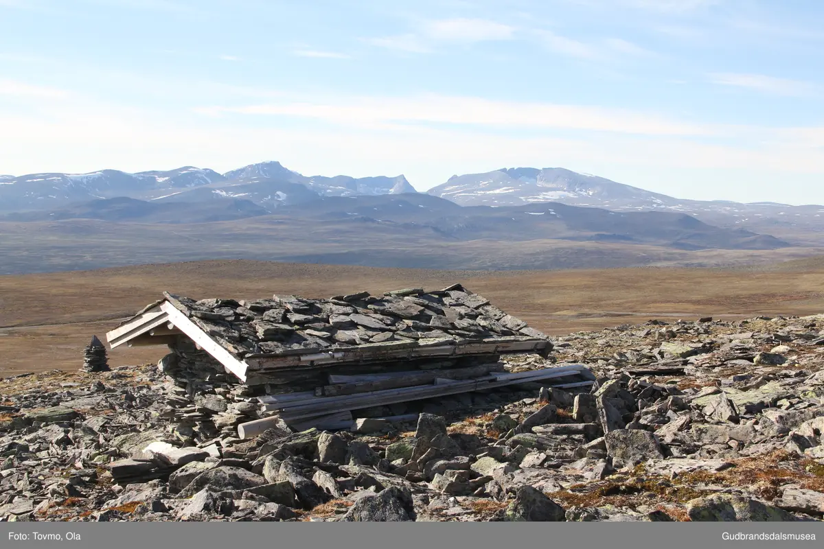 Steinbu på vestsida av Falketind på Dovrefjell. Bua vart sett opp kring 1950 av nokre karar frå Randen på Dombås. Det er Dovre fjellstyre som eig bua som vart restaurert 2010-2012.