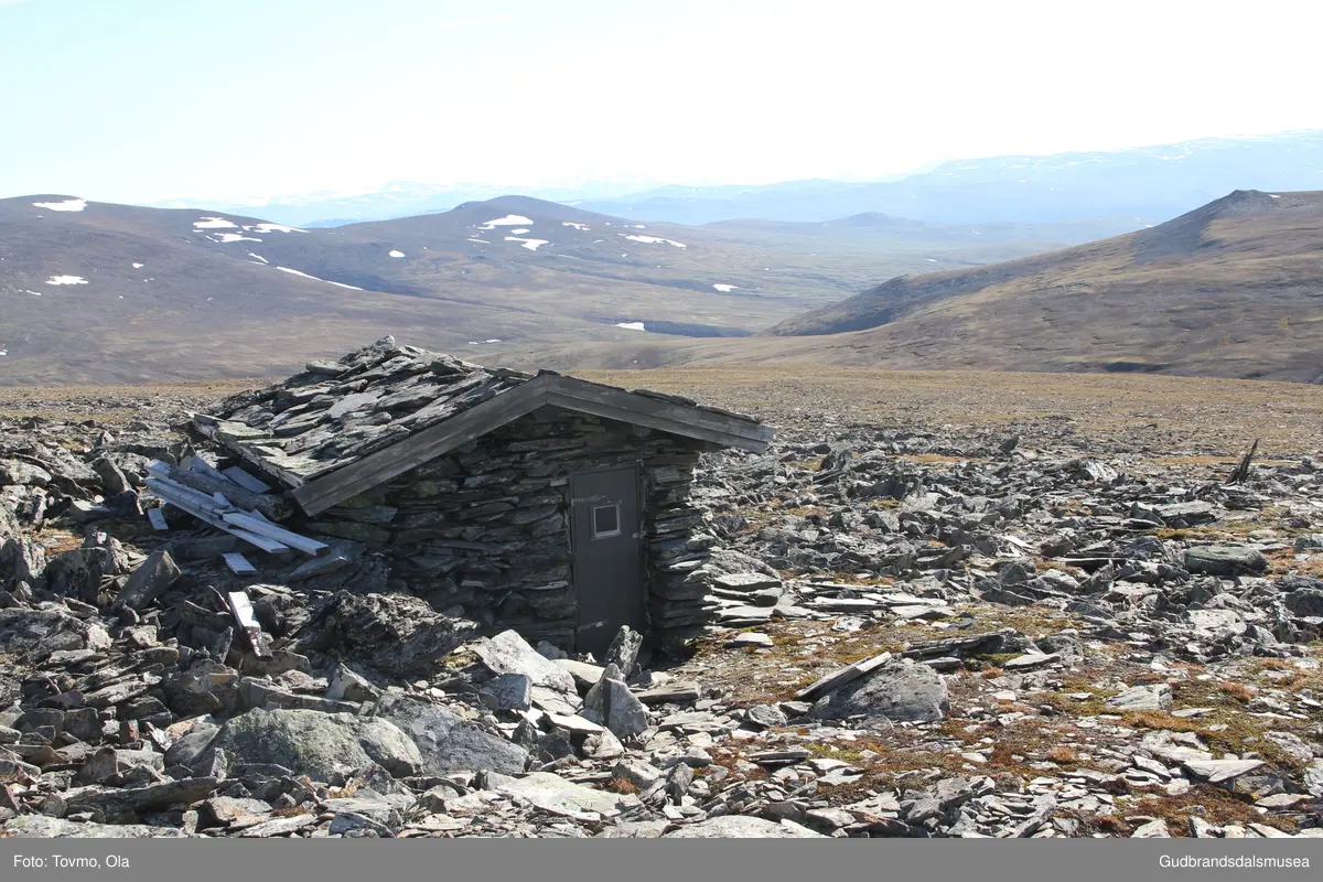 Steinbu på vestsida av Falketind på Dovrefjell. Bua vart sett opp kring 1950 av nokre karar frå Randen på Dombås. Det er Dovre fjellstyre som eig bua som vart restaurert 2010-2012.
