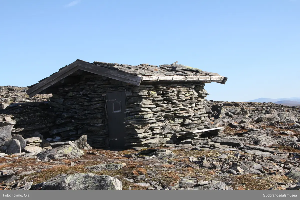 Steinbu på vestsida av Falketind på Dovrefjell. Bua vart sett opp kring 1950 av nokre karar frå Randen på Dombås. Det er Dovre fjellstyre som eig bua som vart restaurert 2010-2012.