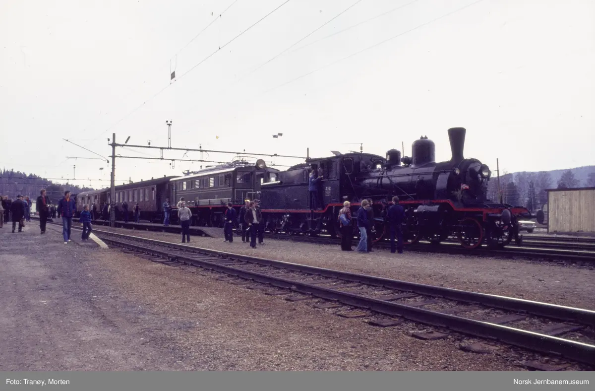 Damplokomotiv 21b nr. 252 og elektrisk lokomotiv El 5 2039 med veterantog for Norsk Jernbaneklubb på Jevnaker stasjon