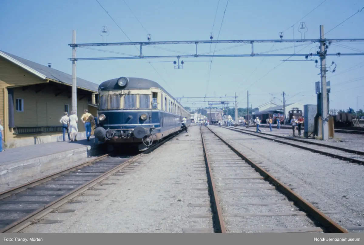 Elektrisk motorvognsett type 66 med motorvogn BFM 6601 fremst, på Horten stasjon