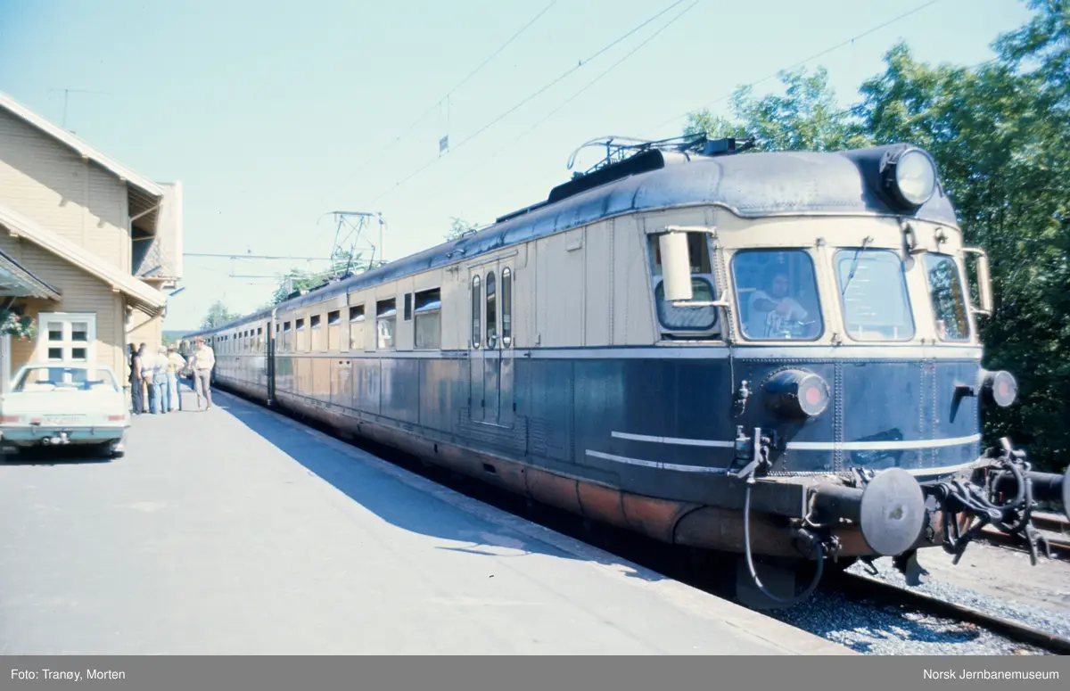 Elektrisk motorvognsett type 66 med motorvogn BFM 6601 fremst, på Skoppum stasjon