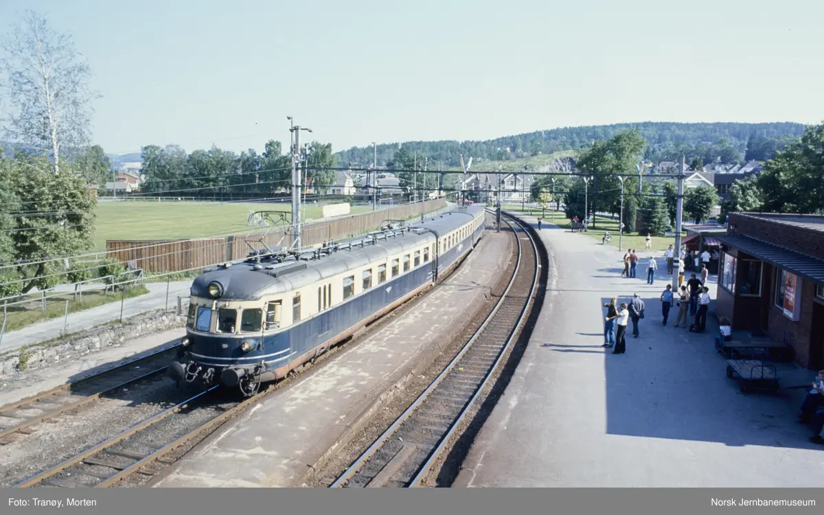 Elektrisk motorvognsett type 66 med motorvogn BFM 66 01 fremst på Porsgrunn stasjon