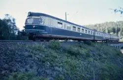 Elektrisk motorvognsett type 66 med styrevogn BS 6663 nærmes