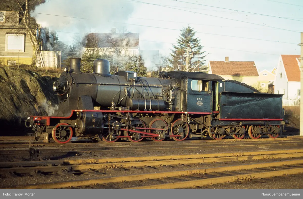 Damplokomotiv 24b 236 utenfor lokomotivstallen ved Kvaleberg i Stavanger