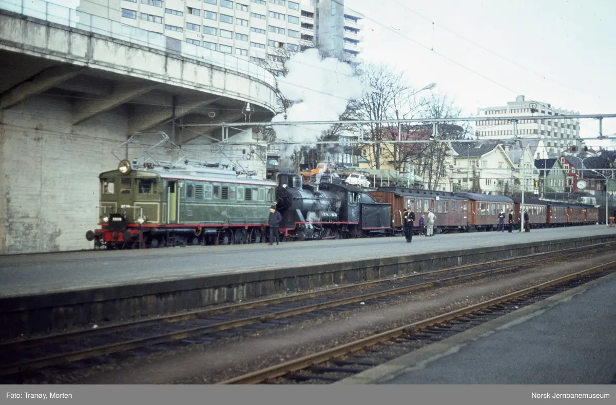 Elekrisk lokomotiv El 5 2039 og damplokomotiv 24b 236 med ekstratog på Stavanger stasjon