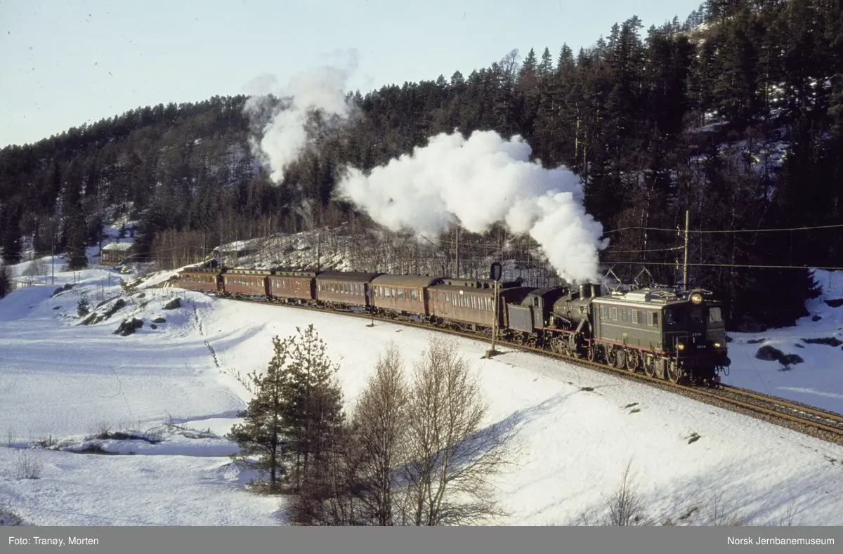 Elektrisk lokomotiv El 5 2039 og damplokomotiv 24b nr. 236 med vognene som ble benyttet i Jærbanens 100 års jubileumstog ved Leivoll mellom Marnardal og Breland