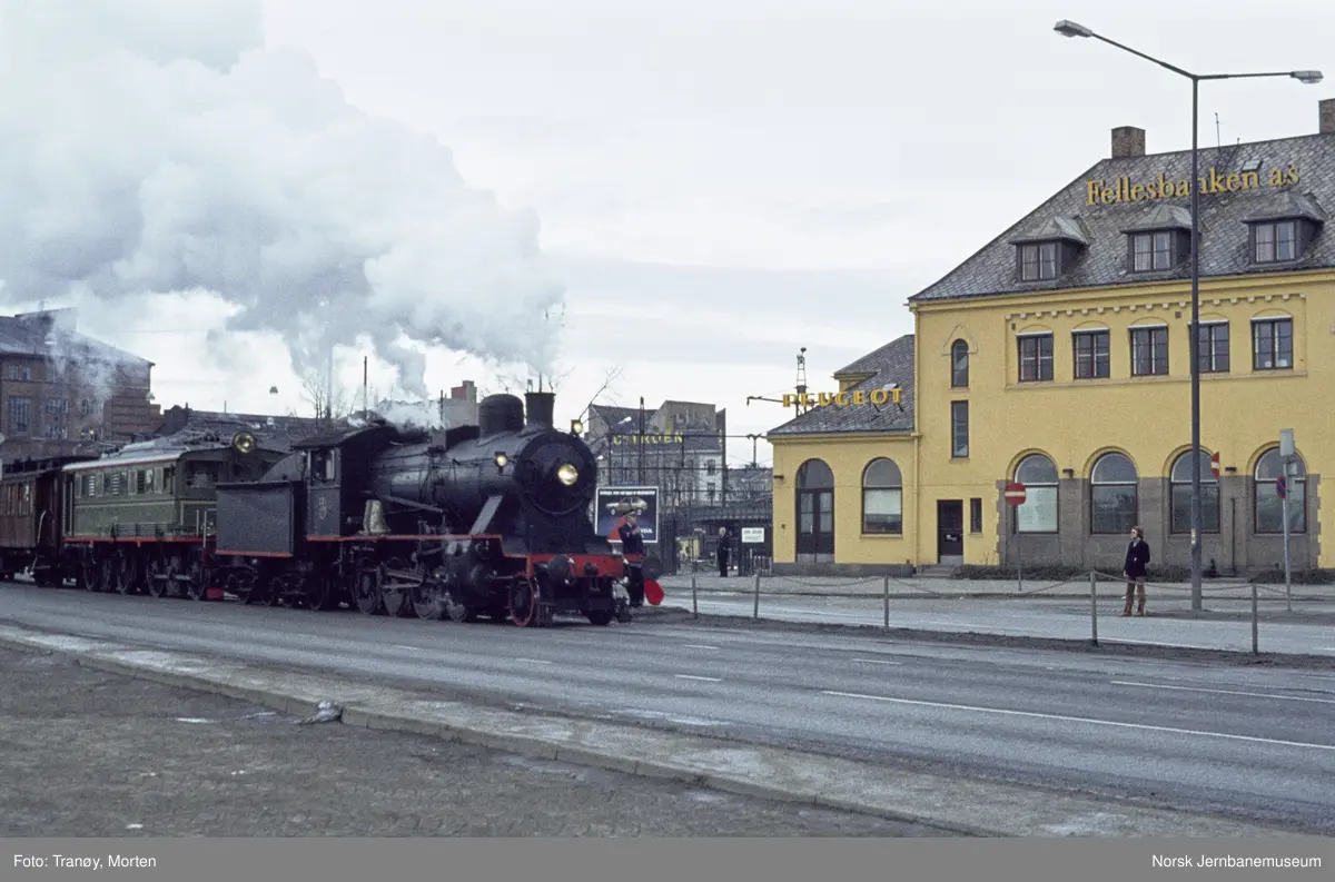 Elektrisk lokomotiv El 5 2039 og damplokomotiv 24b nr. 236 med vogner som ble benyttet i Jærbanens 100 års jubileumstog, her ved Oslo V