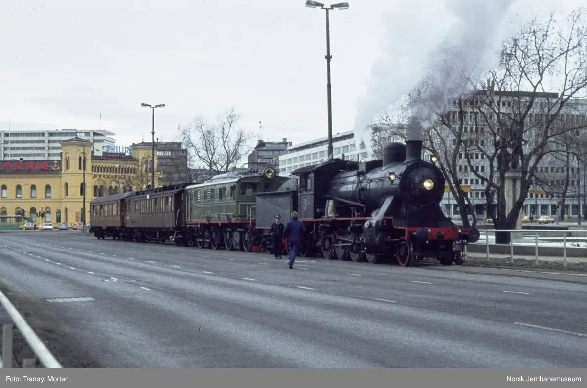 Elektrisk lokomotiv El 5 2039 og damplokomotiv 24b nr. 236 med vogner som ble benyttet i Jærbanens 100 års jubileumstog, her på Rådhusplassen i Oslo