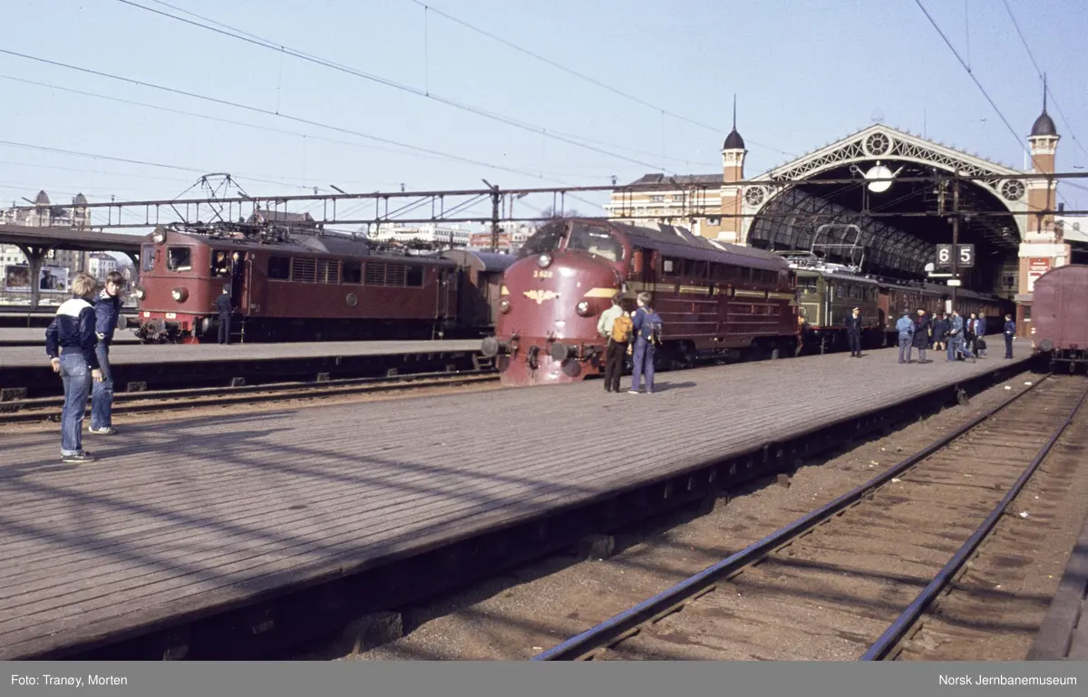 Diesellokomotiv Di 3 628 som ekstra forspannlokomotiv og elektrisk lokomotiv El 5 2039 som forspannlokomotiv med veterantog til Bergen på Oslo Østbanestasjon