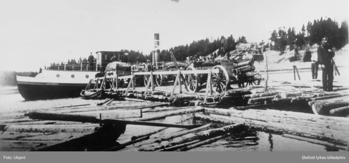 Artilleri, kanon på militærmanøver, overfart med DS Krabben ved  Grønsund fergested i Skiptvet 1911.
Dampbåten  DS Krabben gikk i rute langs Glomma fra Glengshølen i Sarpsborg til Lindhol i Eidsberg med mange stoppesteder underveis på begge sider av Glomma i perioden 1869 til 1947.