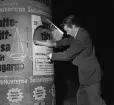 Einar Kindgren klistrar upp affischer på yttre borggården inför valet 1954. Affixhens text lyder: Skatterättvisa åt löntagarna.
Politik. Affischering. Valaffisch.

...

385 bilder om Linköping på 1950-talet från tidningen Östgötens arkiv. Framtidstro och optimism är ord som sammanfattar Linköping på femtiotalet. Årtiondet innebar satsningar för att förbättra linköpingsbornas livsvillkor. Bostadsfrågan och trafiklösningarna dominerade den lokalpolitiska agendan.
Bilderna digitaliserades år 2013.