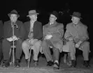 I september 1956 valtalade stadsminister Tage Erlander på yttre borggården. Före sitt anförande slog han sig ned på en bänk tillsammans med Ivar Karlsson, Thure Nystrand och H I Hedlund. I sin dagbok skrev Erlander att det valmötet överträffade alla förväntningar. Vid valet 1956 noterades ett 80,7% valdeltagande i Linköping.
Tage Erlande valtalade i Linköping inför alla femtiotalets fem val. Han invigde även Folkets hur 1953. I augusti 1955 forlade Erlander dessutom ett möte med den danska stadsministern HC Hansen till Linköping.
Tage Erlander var stadsminister i Sverige i 23 år.

Tage Erlander. Politik.

...

385 bilder om Linköping på 1950-talet från tidningen Östgötens arkiv. Framtidstro och optimism är ord som sammanfattar Linköping på femtiotalet. Årtiondet innebar satsningar för att förbättra linköpingsbornas livsvillkor. Bostadsfrågan och trafiklösningarna dominerade den lokalpolitiska agendan.
Bilderna digitaliserades år 2013.