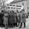 Samling på yttre borggården inför förstamajdemonstrationen 1956. En av årets huvudparoller var För fred och samförstånd mellan folken.  En paroll var allvar belystes av att kalla kriget pågick och att det bara var 11 år sedan andra världskriget slutade.
Demonstration. Plakat. Banderoll. ...

385 bilder om Linköping på 1950-talet från tidningen Östgötens arkiv. Framtidstro och optimism är ord som sammanfattar Linköping på femtiotalet. Årtiondet innebar satsningar för att förbättra linköpingsbornas livsvillkor. Bostadsfrågan och trafiklösningarna dominerade den lokalpolitiska agendan.
Bilderna digitaliserades år 2013.